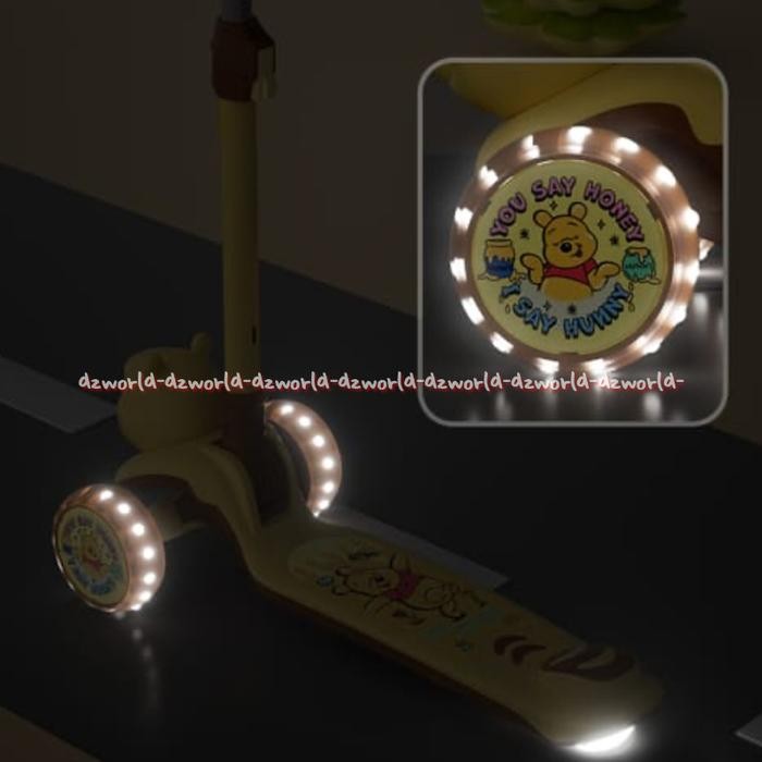 Disney Scooter 3Dimensi LED Pooh Yellow Skuter Anak 3Roda Ada Lampu Di Roda Warna Kuning Sekuter