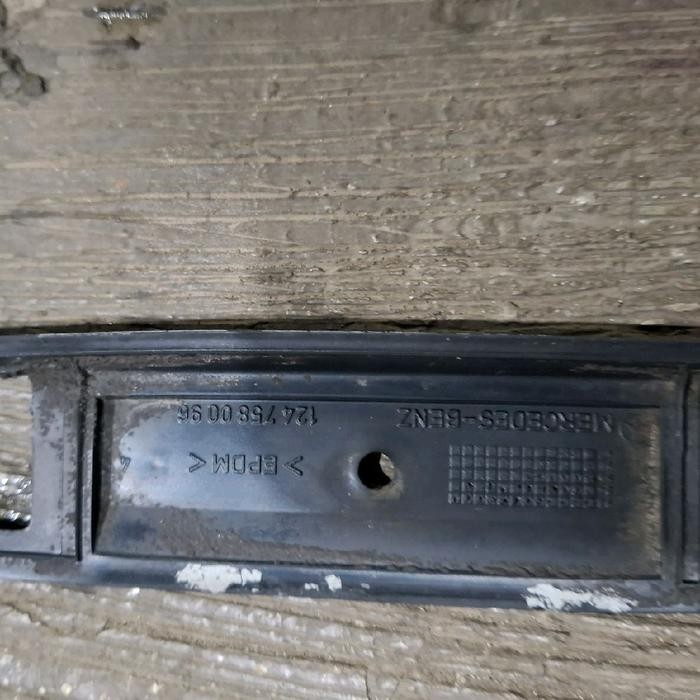 Karet List Bagasi Belakang Mercy W124 2Nd Original Bekas