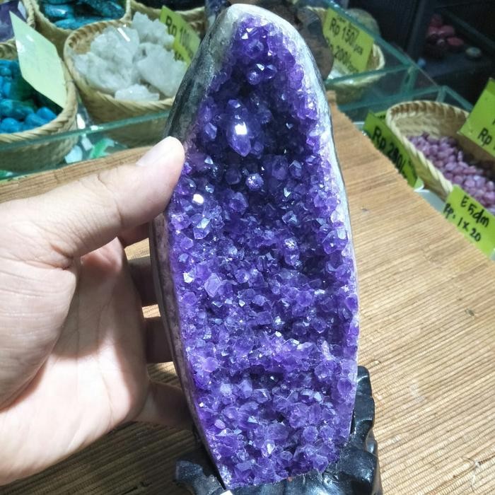 Bongkahan Batu Hiasan Ametis Kecubung Ungu Kalimantan 1Kg Plus Tatakan