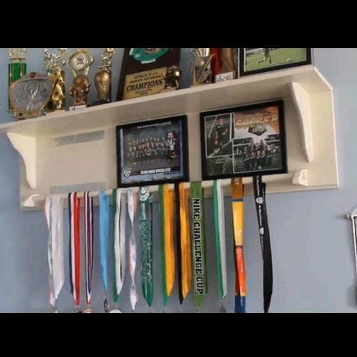 Rak piala/gantungan medali/rak kayu/rak dinding