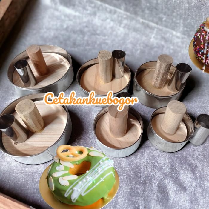

(Expert) 1 set isi 3pcs cetakan donat bulat+penekan kayu jati belanda