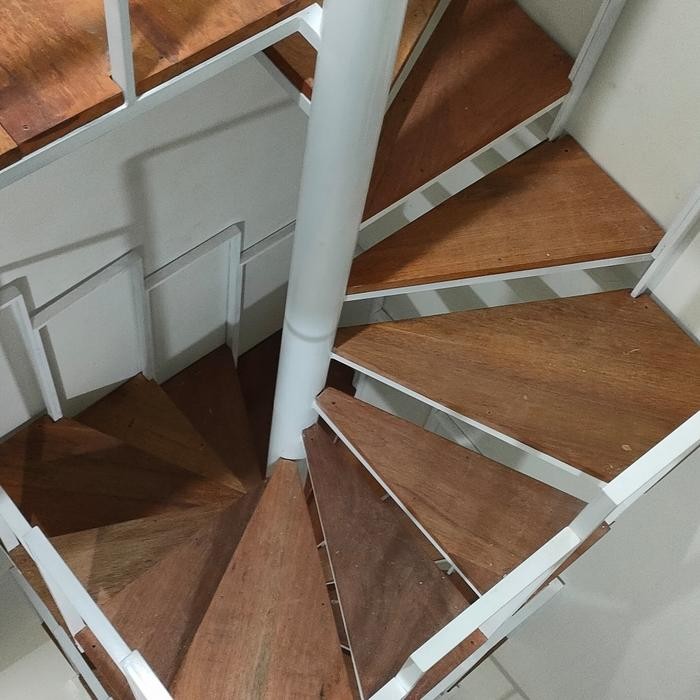 

Terlaris Tangga Putar Kayu Motif Persegi