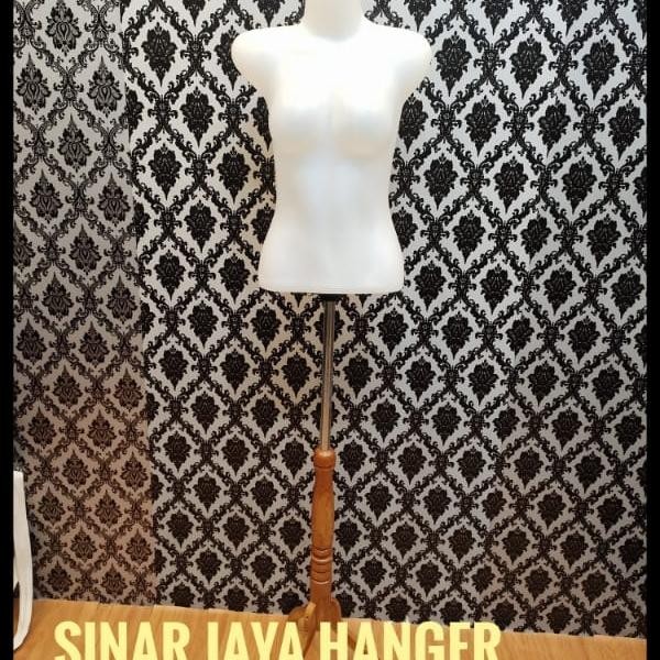 

MANEKIN CEWEK LURUS BENING + TIANG KAYU DAN BESI