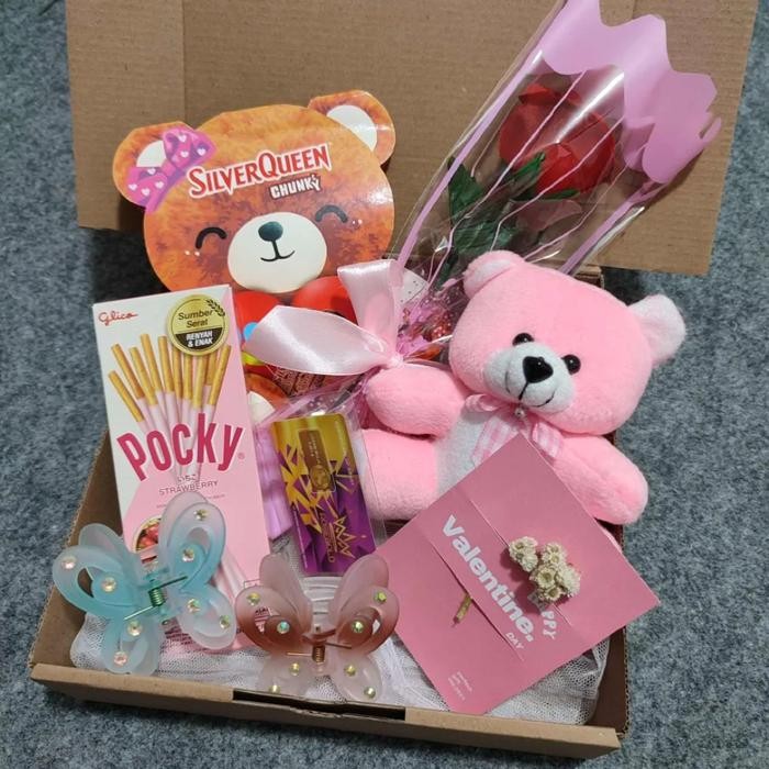 

Valentine Romantic Gift 2025 Boneka + Silverqueen Bear + Bunga + Jepit Rambut + Snack