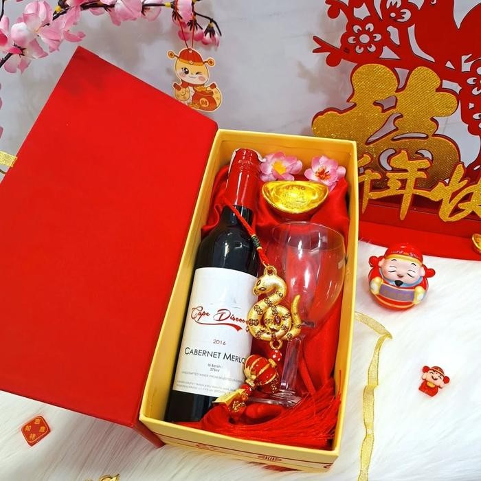 

Parcel Imlek Elegant SIN CIA CNY Gift Hampers 2025 Wine + Gelas