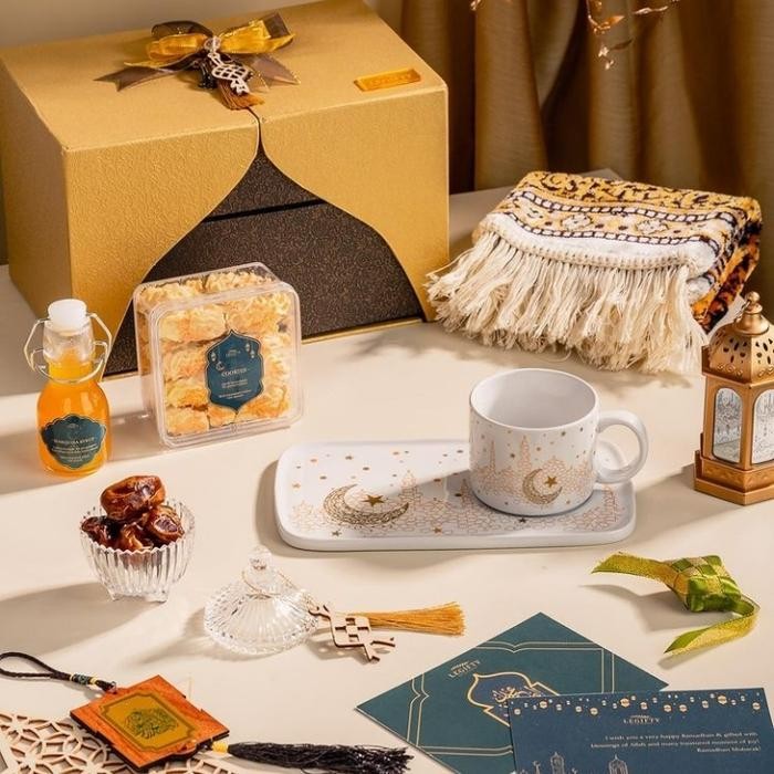

Parcel Eid Mubarak Premium Hampers Lebaran Tea Set + Kurma + Sajadah