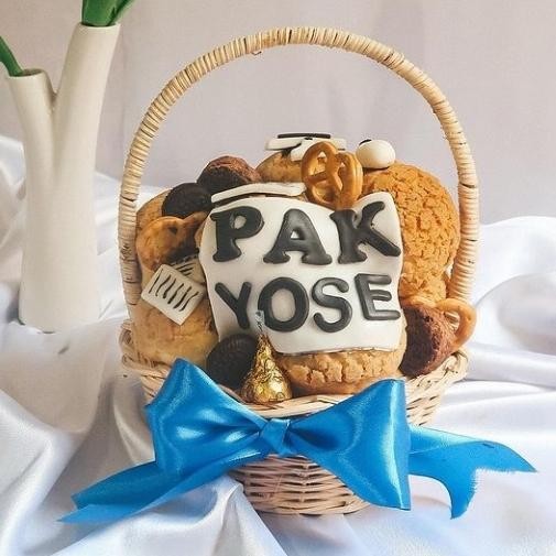 

Kue Sus Hadiah Ultah / Graduation / Anniversary Choux Gift Basket