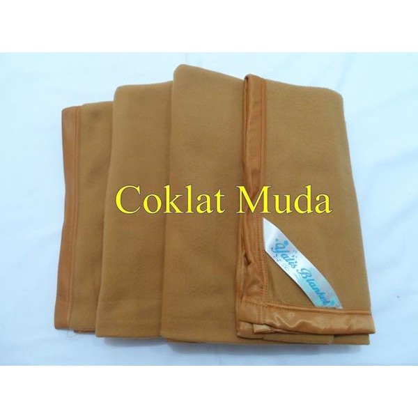 Selimut Polos Hotel Yatis Warna Coklat Muda