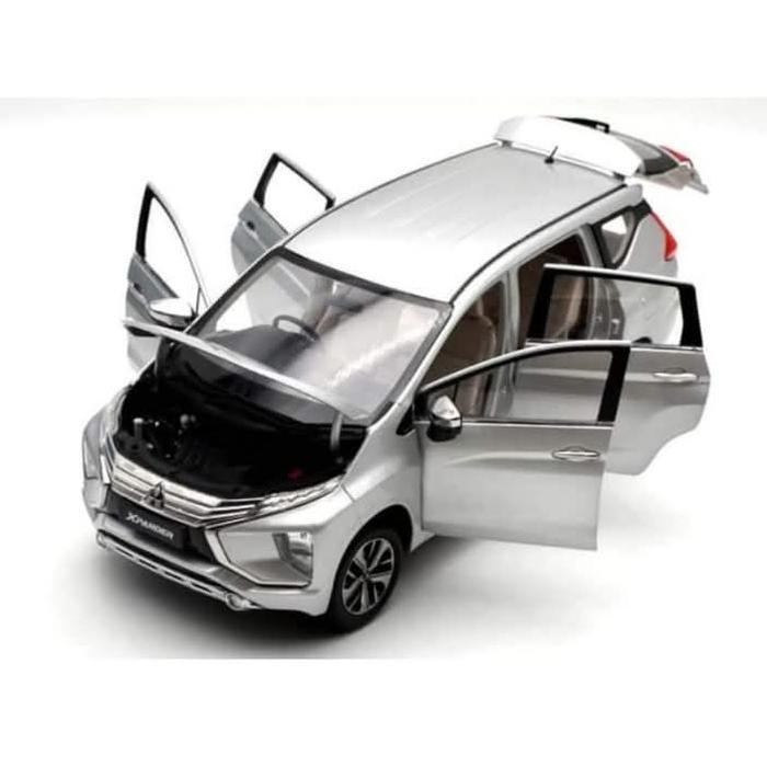 Diecast Mitsubishi Xpander 1/18