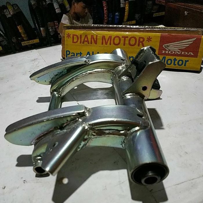 AHM 50350KZR600 GANTUNGAN MESIN DEPAN VARIO 125FI ORIGINAL