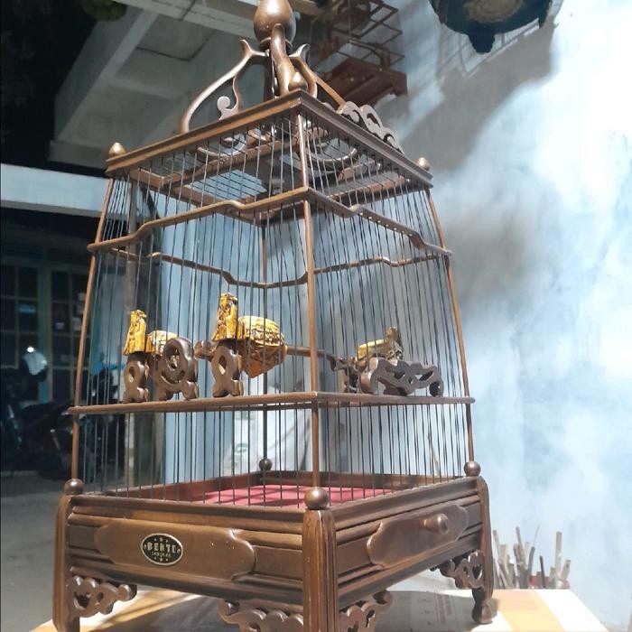 Sangkar Cungkok Jati DM 25 cm dengan Bahan Kayu Jati dan Fiber Hitam 1mm