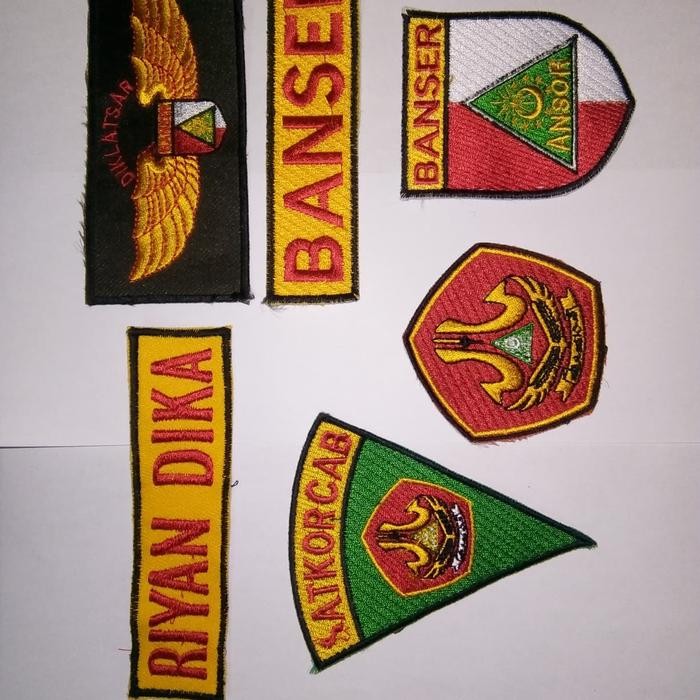 

Atribut Banser plus Nama Dada/name tag