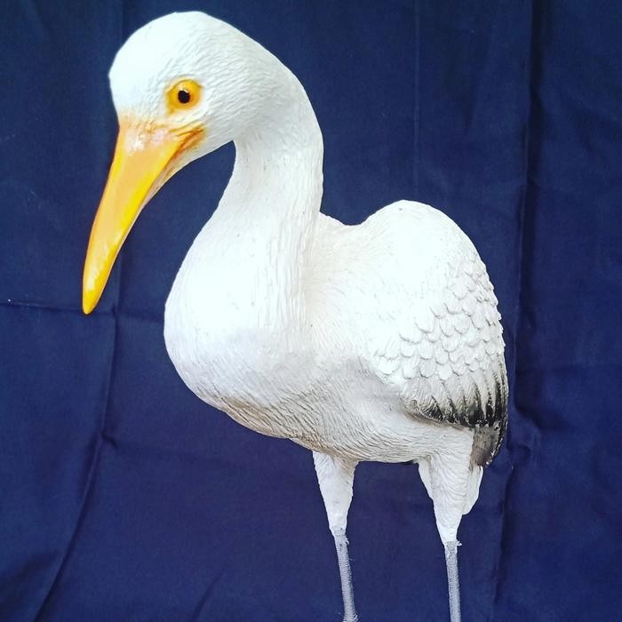 patung burung kuntul kolam