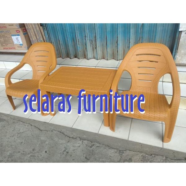 PREMIUM Kursi santai anyaman plastik Olymplast 509 dan meja OCT OST