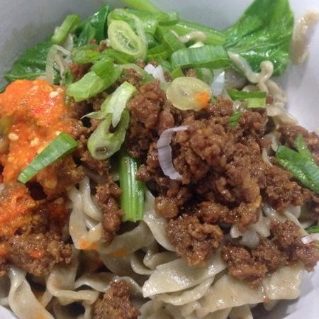 

MIE LEBAR TOPPING DAGING CINCANG