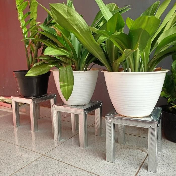 Mode Vintage Rak Bunga Baja Ringan Minimalis