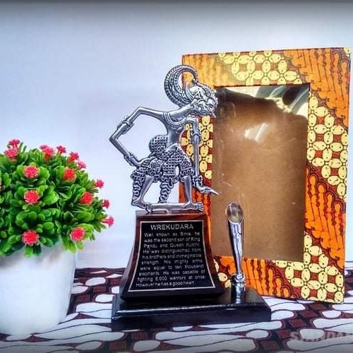 Tempat Pensil Pulpen Meja Kantor Hiasan Meja Kantor Wayang Logam