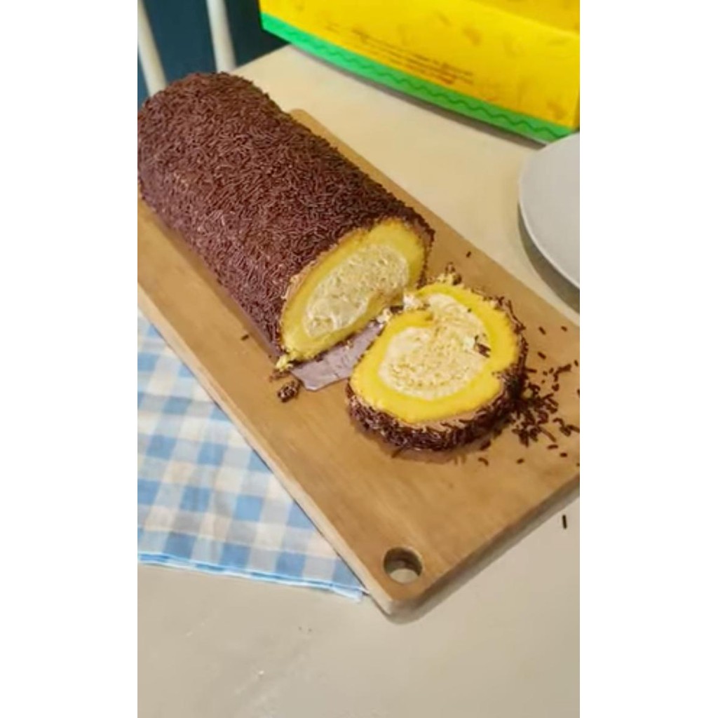 

BOLU GULUNG MERANTI TOPPING COKLAT RASA KEJU