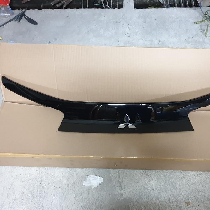 Garnish Bagasi Tailgate Asli Mitsubishi Xpander Xpander Cross