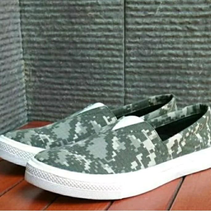 Sepatu pria slip on warna hijau army loreng kasual santai kasual kerja kuliah Karet Shoes Hitam Flat