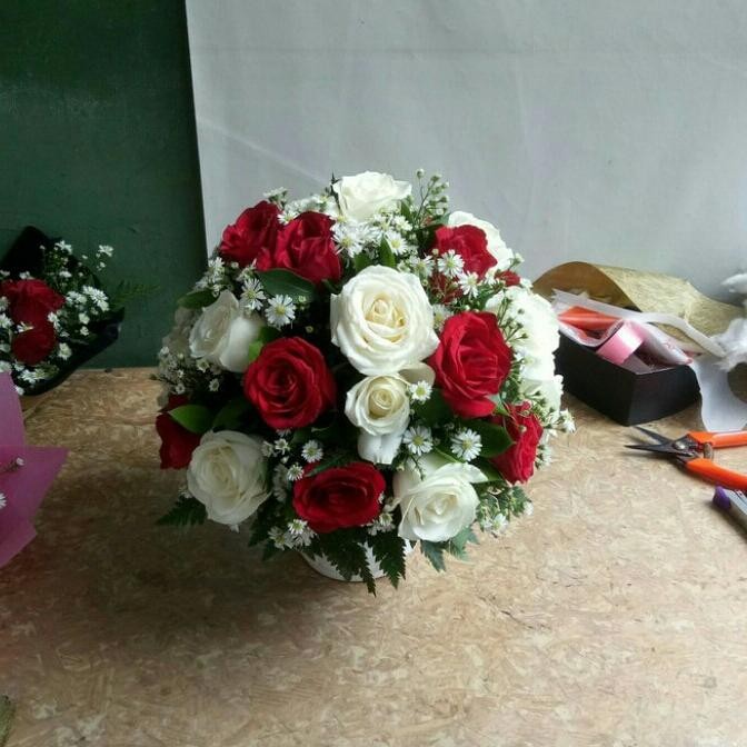 Bunga Mawar Pot/Vas Keramik Segar