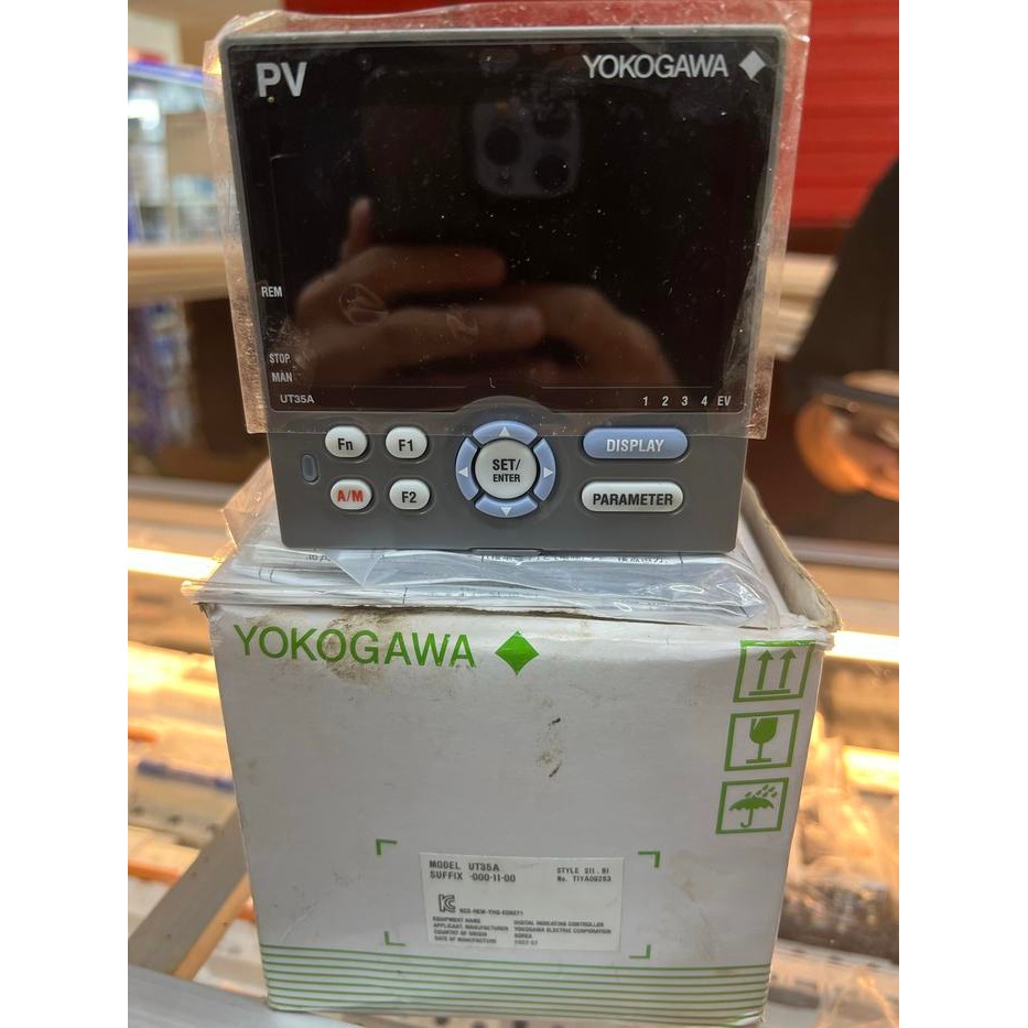 Yokogawa Ut35A Controller Ut35-000-11-00 Original New