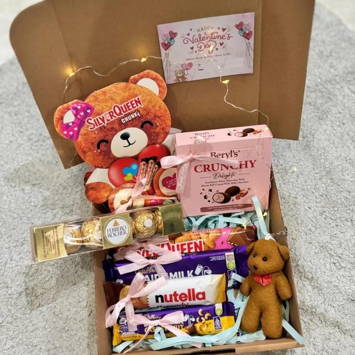 

Valentine Gift Hampers 2025 Kado Hadiah Hari Kasih Sayang Assorted Mix Chocolate + Boneka