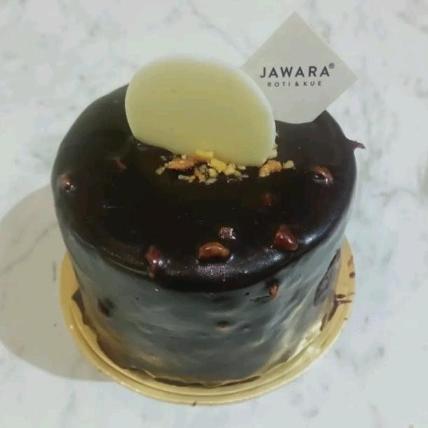 

Medium Fruit / Oreo / Chocolate Cake by JAWARA Bakery