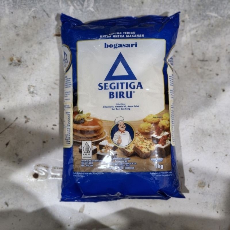 

TERIGU SEGITIGA 1 KG KEMASAN PREMIUM / Tepung Terigu Cap Segitiga Biru 1kg / Terigu Premium Untuk Kue / Tepung Segitiga 1 Kg