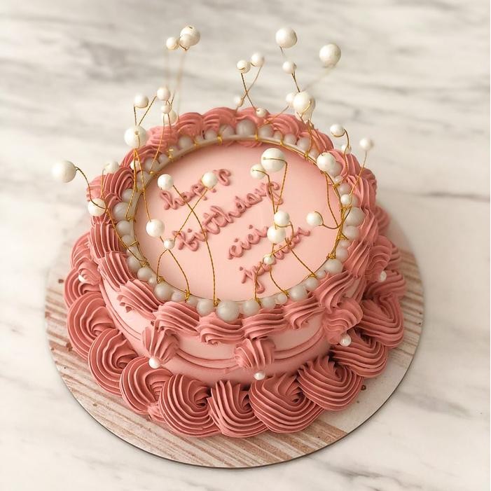 Pearl crown cake topper