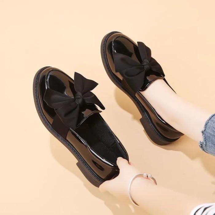 Sepatu Wanita Pita Besar Pantofel Loafer Fashion Korea Style Hitam Black Premium Glossy Kekinian
