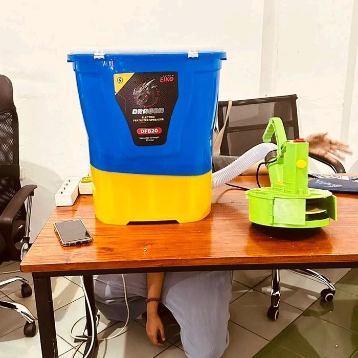 Terlaris Fertilizer Penebar Pupuk Elektrik / Alat Tebar Pupuk Elektrik / Mesin Tebar Pupuk Elektrik