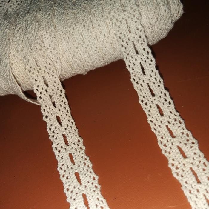 

renda rajut, warna cream, lebar 2cm