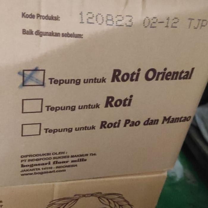

Terbaru 1dus isi 6pcs Tepung Terigu Cakra Kembar Emas Bogasari (Roti Oriental) Ready