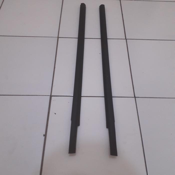 pelipit kaca water strip grand livina belakang