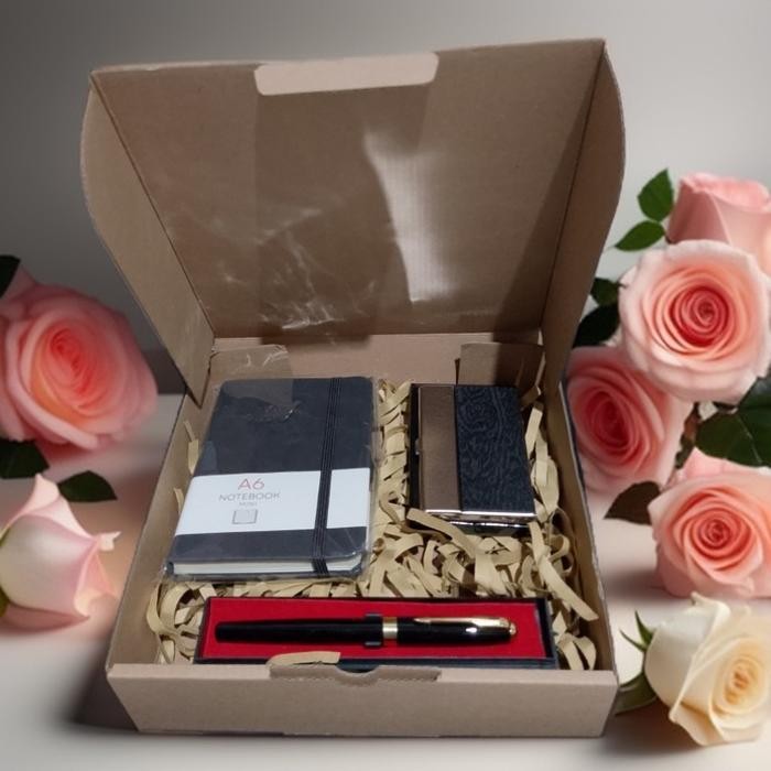 

Giftset Box Souvenir Hadiah Pulpen TW Parker + Card Holder + Notebook A6 Gratis Grafir Nama / Logo