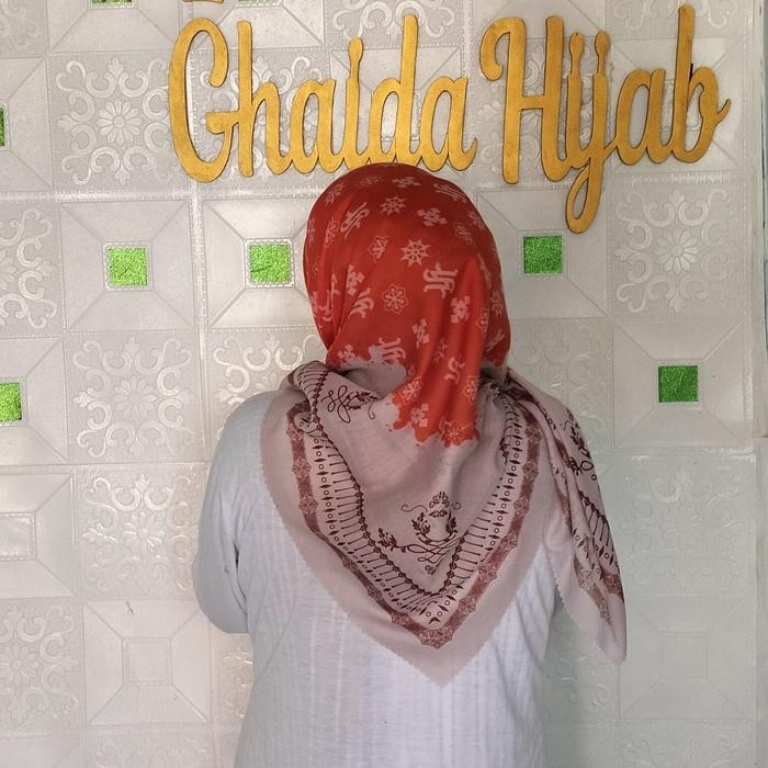 Krudung Jilbab Segi Empat Hijab Motif Warna Orange Voal Premium