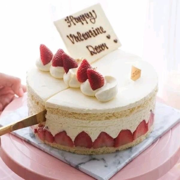 

Kue Valentine Gift Korean Strawberry Cream cheese Cake 18 cm