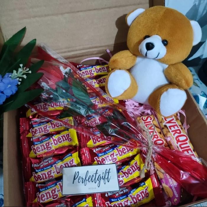 

Hamper Valentine Gift Box Kado Hadiah Beng Beng + Coklat + Boneka