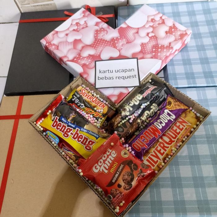 

snack box bentuk love Cemilan, hampers Cokelat viral, kado ulang tahun,anniversarry dan pasangan