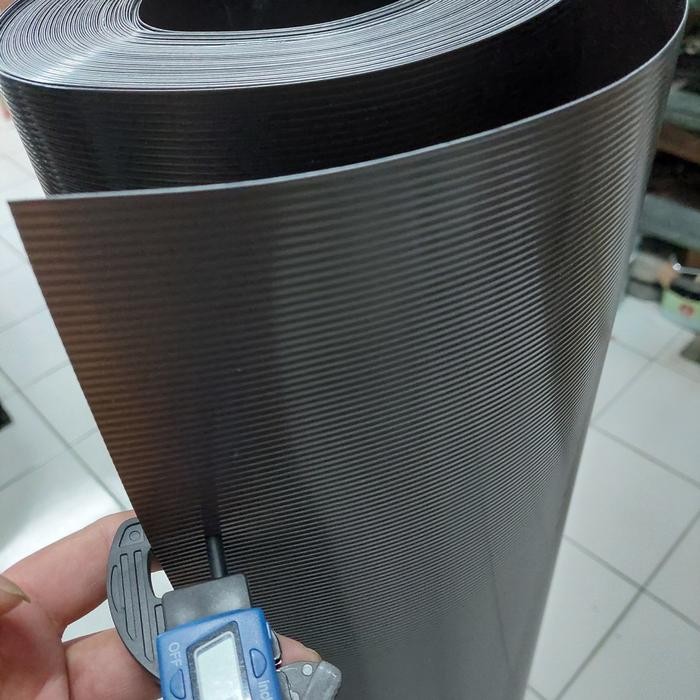 Fiber Pagar Motif Salur Lurus Tebal Hitam 120cm Per Meter