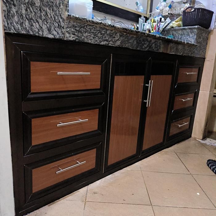 

Custom Pintu & Laci Wastafel Material Rangka Aluminium Coklat+Acp Maple Wood Jl. Seha Kby