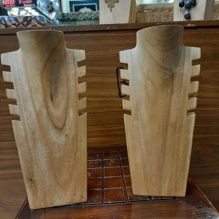 Tempat Pajangan Asesories Kalung Manekin Kayu