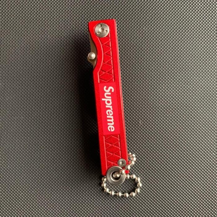 

SUPREME KNIVE KEYCHAIN