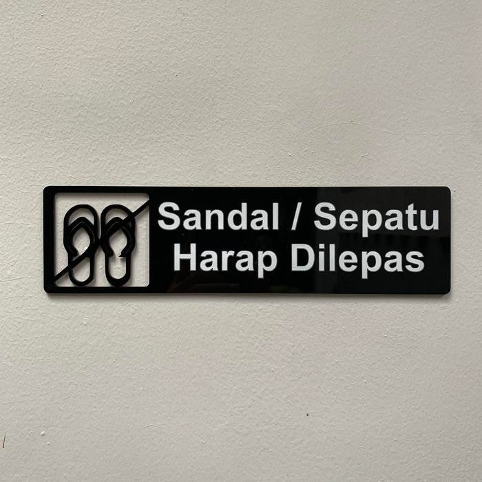 

Sign akrilik penanda harap lepas sepatu/sandal ukuran 8x28cm