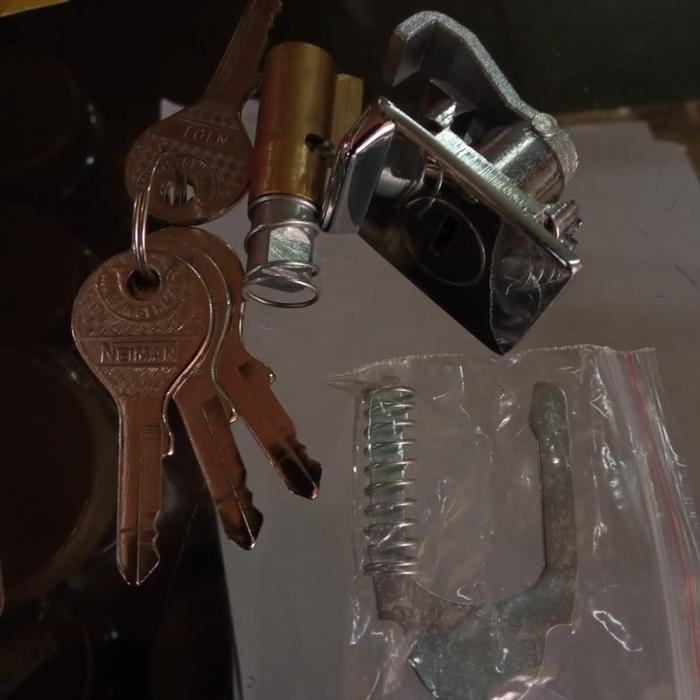 KUNCI STANG DAN BAGASI VESPA MERK NEIMAN