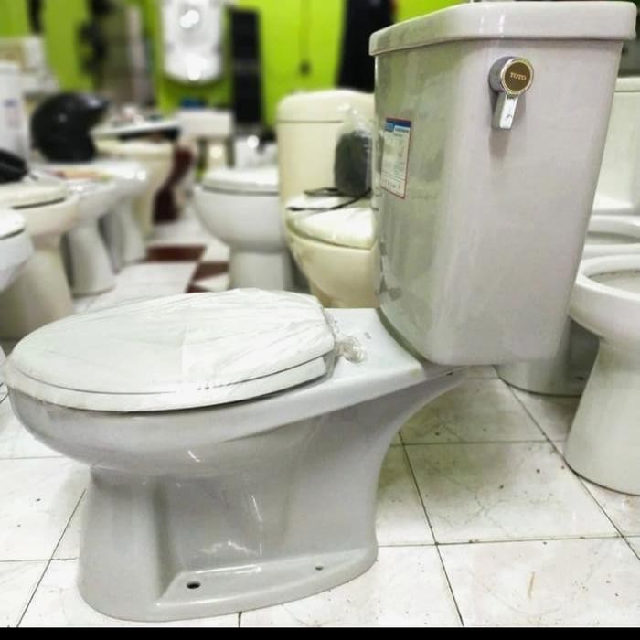 closet duduk Toto CW 516 J engkol samping warna abu-abu muda..