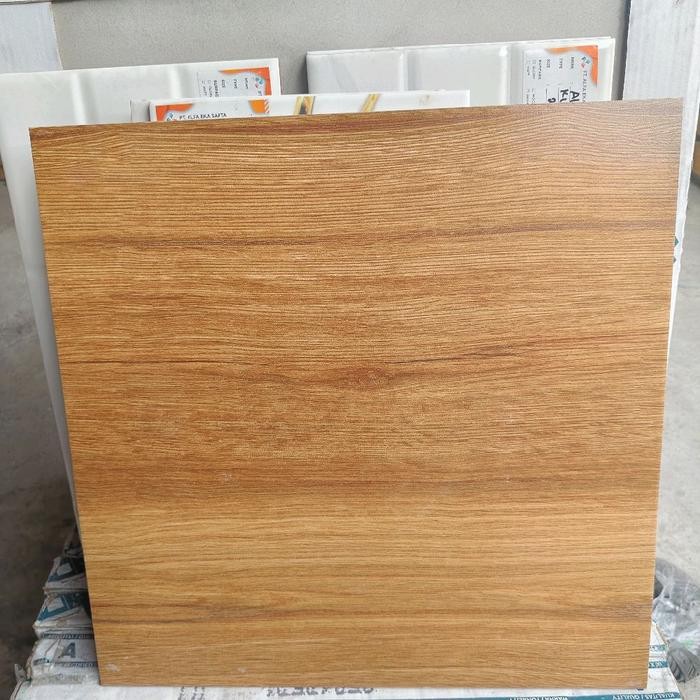 KERAMIK 50X50 PARKIT KAYU / URAT KAYU WARNA TUA CUTTING GRANIT DIPASANG KYK GRANIT