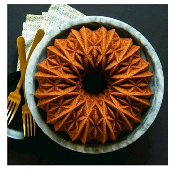 Nordic Ware Crystal Bundt Pan 10 Cup / 2.3 Ltr, 23.5cm H 9.3cm ( 92877 )