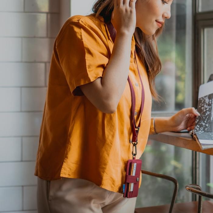 

Ready Wallts Pebble Maroon Lanyard Name Tag Id Card Kantor Unisex Dompet Kartu Pria Wanita